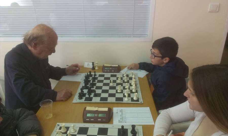 Ο 87χρονος Στ. Ευκαρπίδης αντιμετωπίζει τον 11χρονο Αθ. Γαρουφαλή της Σάμου. Δίπλα η 16χρονη Αφρ. Βαζούρα. Το σκάκι δεν γνωρίζει φύλο και ηλικία!
