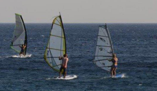 Τμήματα Ιστιοσανίδας (Wind Surf) στην παραλία του Φάρου οργανώνει ο Ναυτικός Όμιλος