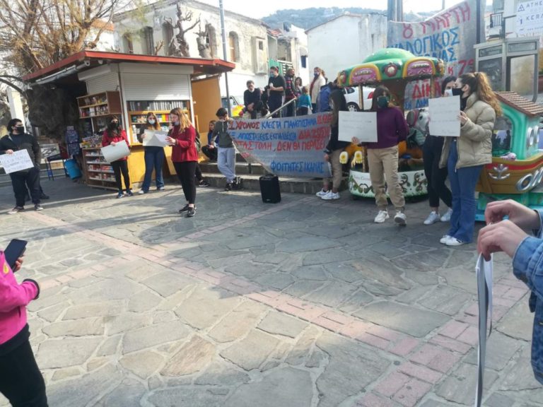 Κινητοποίηση των φοιτητών- μαθητών Ικαρίας στην πλατεία Ευδήλου στις 10/03