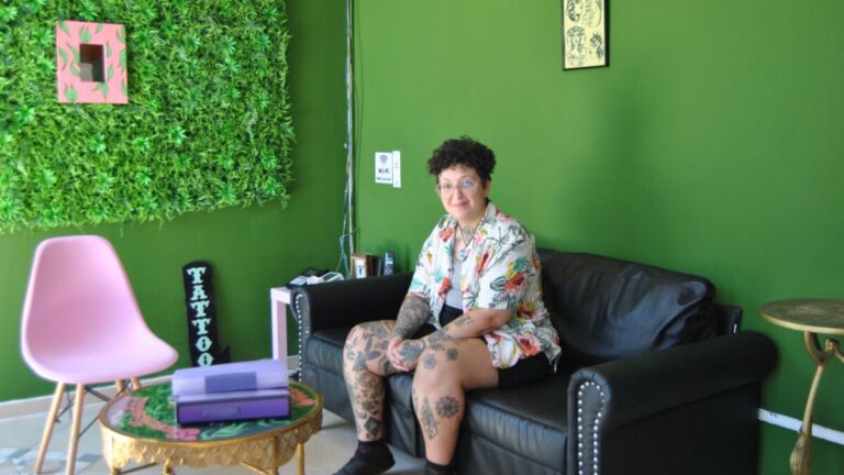 Ο Καλλιτέχνης Πίσω από το Πρώτο Tattoo Studio στην Ικαρία – Συνέντευξη