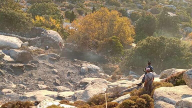 Υπό μερικό έλεγχο η πυρκαγιά στον Κάλαμο – Οι δυνάμεις κατάσβεσης παραμένουν στον τόπο