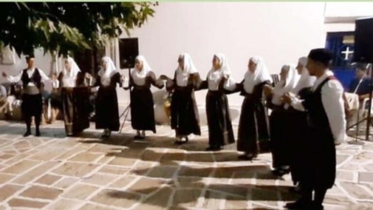 Οι χορευτές του Συλλόγου Ικαριωτών Πετρούπολης στο Πολεμικό Μουσείο της Αθήνας