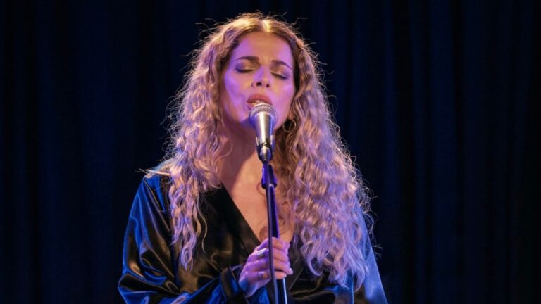 «Σύννεφα Μπαλόνια»: Ένα λυρικό ταξίδι με τη φωνή της Βιολέτας Ίκαρη και του Σταύρου Σιόλα