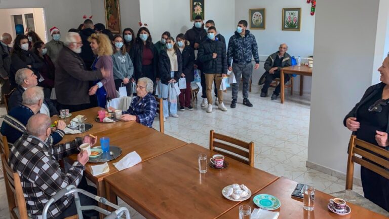 Εκπαιδευτικοί και μαθητές της Γ’ Λυκείου Αγίου Κηρύκου δίπλα στους ηλικιωμένους της Ικαρίας