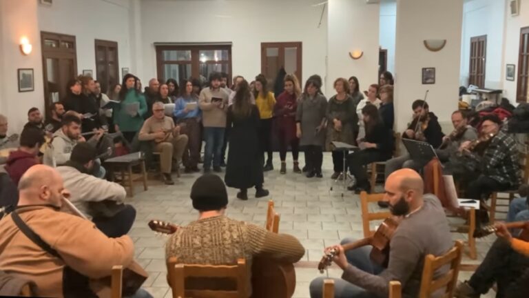 Μουσικό αφιέρωμα της Λαϊκής Ορχήστρας Ικαρίας στα θύματα της τραγωδίας των Τεμπών