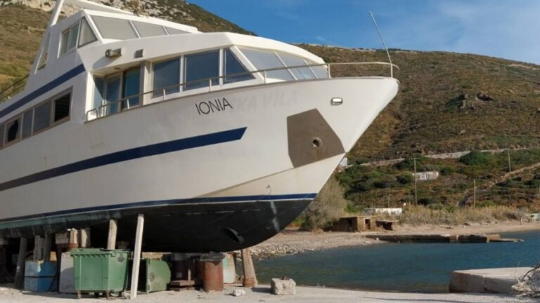Απομακρύνθηκε το εγκαταλελειμμένο σκάφος «ΙΟΝΙΑ» από την Ψιλή Άμμο στους Φούρνους