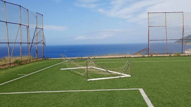 Ισχυρός νοτιάς σάρωσε την Ικαρία – Ζημιές στο γήπεδο Ευδήλου και προβλήματα σε δίκτυα