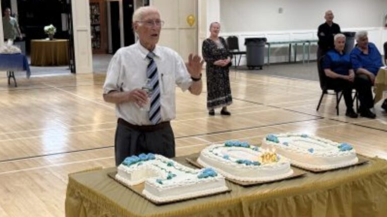 Ο αιωνόβιος Δρ. Βατούγιος βραβεύτηκε για την προσφορά του στην επιστήμη και την κοινωνία