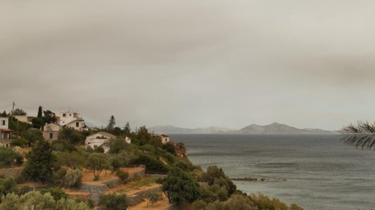 Ο πυκνός καπνός από Τουρκία, Αττική και Εύβοια έκρυψε τον ήλιο στην Ικαρία