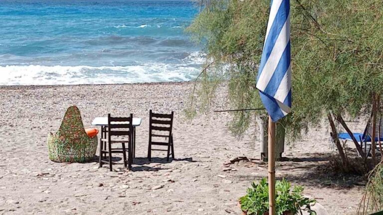Γλέντι με ζωντανή μουσική πάνω στο κύμα στο Sunset Beach Bar στο Κυπαρίσσι
