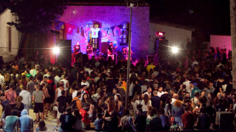 Καλοκαιρινό «Frikaria 2025»: Ένα φεστιβάλ εναλλακτικής μουσικής έξω από τα συνηθισμένα