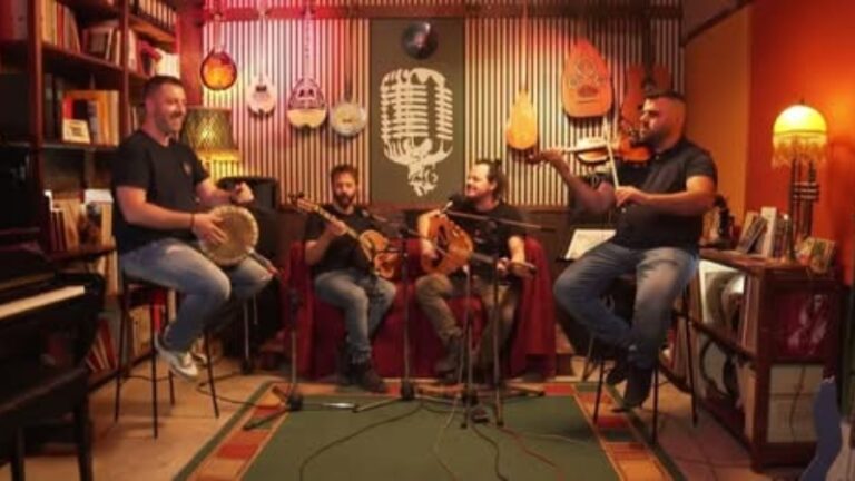 Γλέντι, βιολιά και πανηγυρικός παλμός στο στούντιο με την παρέα των Ζευκαλήδων