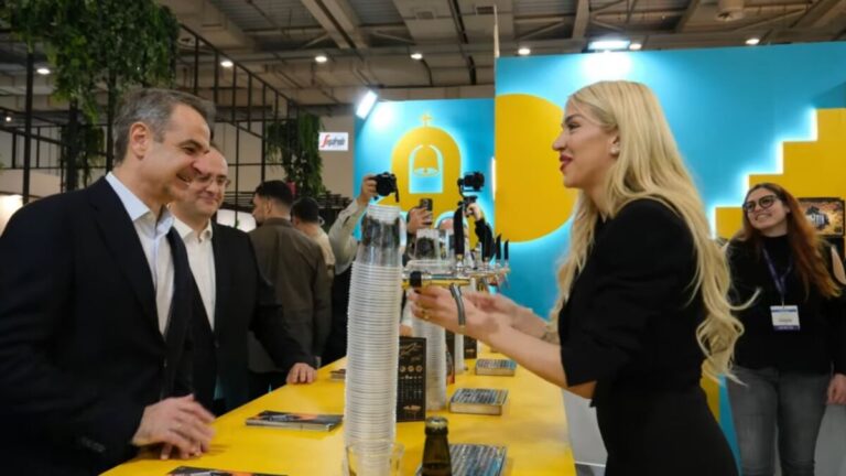 Από την επίσκεψη του Έλληνα Πρωθυπουργού στα περίπτερα της HORECA 2026